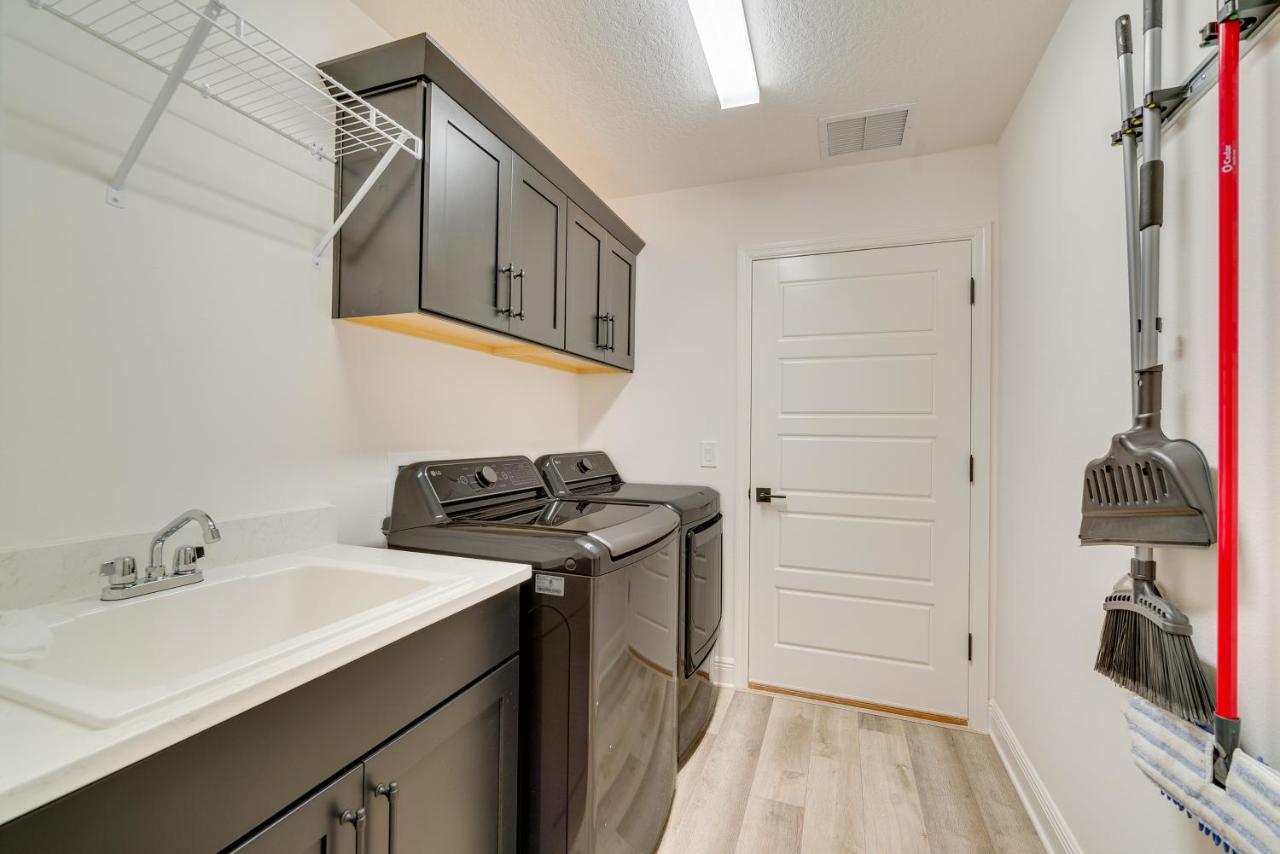 Updated Villages Retreat With Screened Patio! リーズバーグ エクステリア 写真